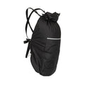 Capa de babywearing Hoppediz preta para proteção contra chuva e vento, instalada sobre um porta-bebés em uso.