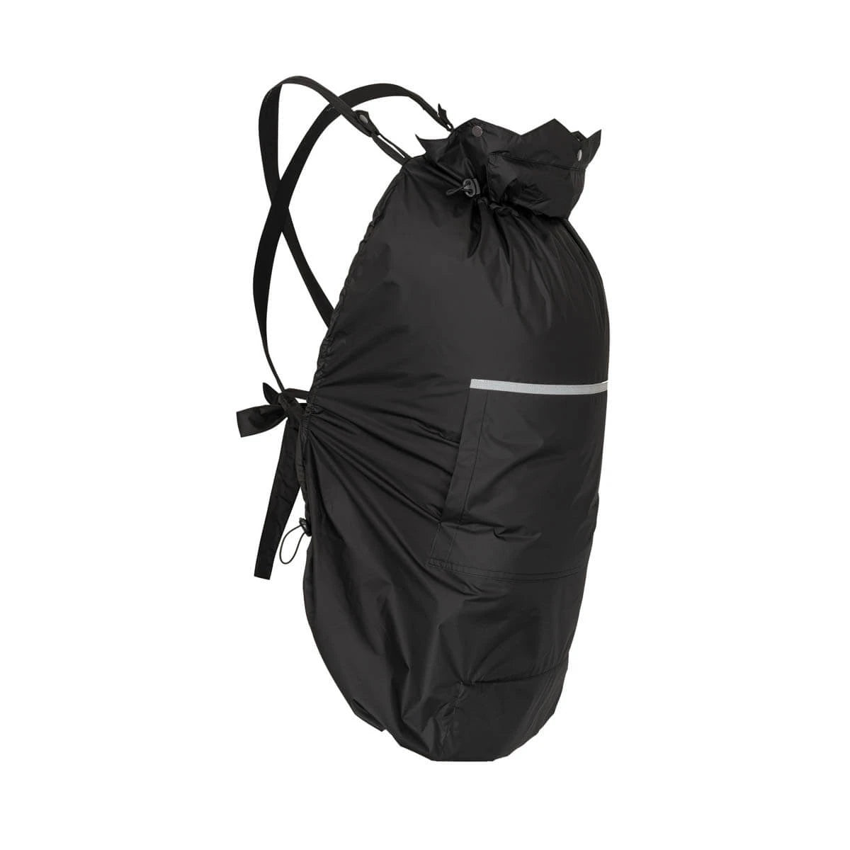 Capa de babywearing Hoppediz preta para proteção contra chuva e vento, instalada sobre um porta-bebés em uso.