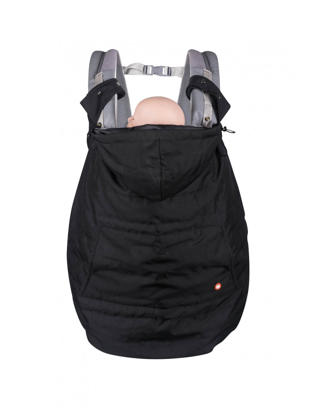 A Capa Wombat preta dobrada, exibindo o tecido impermeável e o bolso exterior para as mãos dos pais.