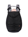 A Capa Wombat preta dobrada, exibindo o tecido impermeável e o bolso exterior para as mãos dos pais.