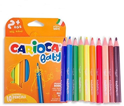 Conjunto de 10 lápis de cor Carioca Baby curtos dispostos ao lado da caixa, mostrando a variedade de cores vibrantes.