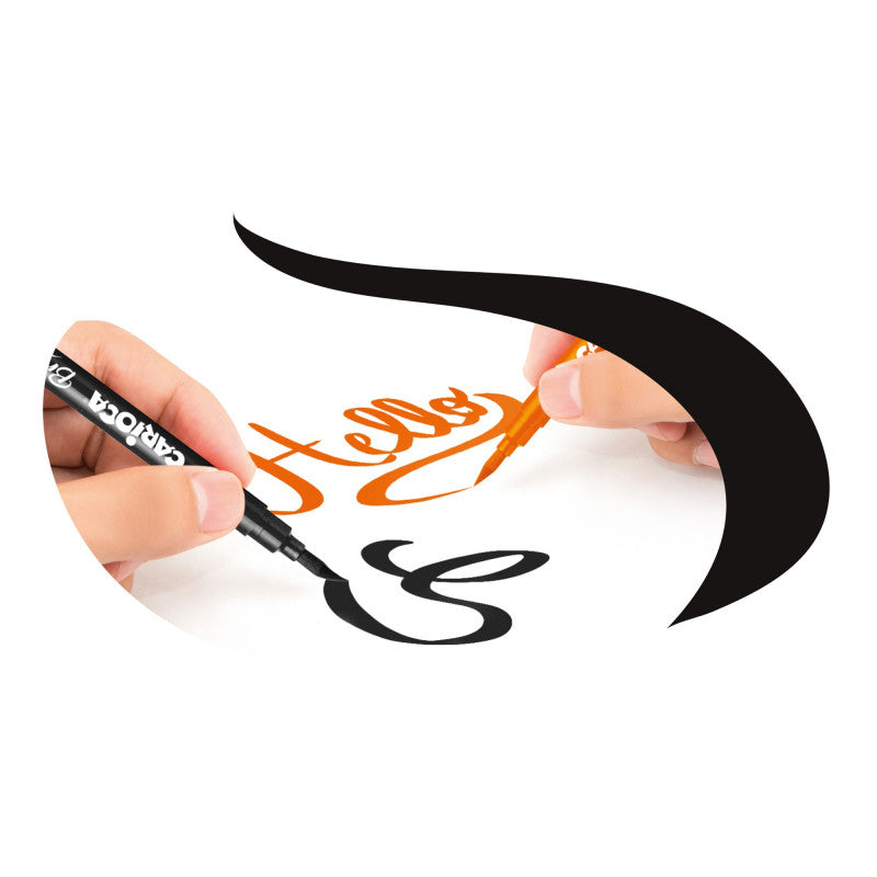 Mãos a usar marcadores Carioca Super Brush para caligrafia.