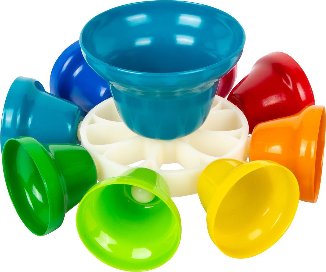 Carrossel de sinos small foot com oito sinos coloridos, visto de cima, com o martelo próximo. Brinquedo musical educativo para crianças.