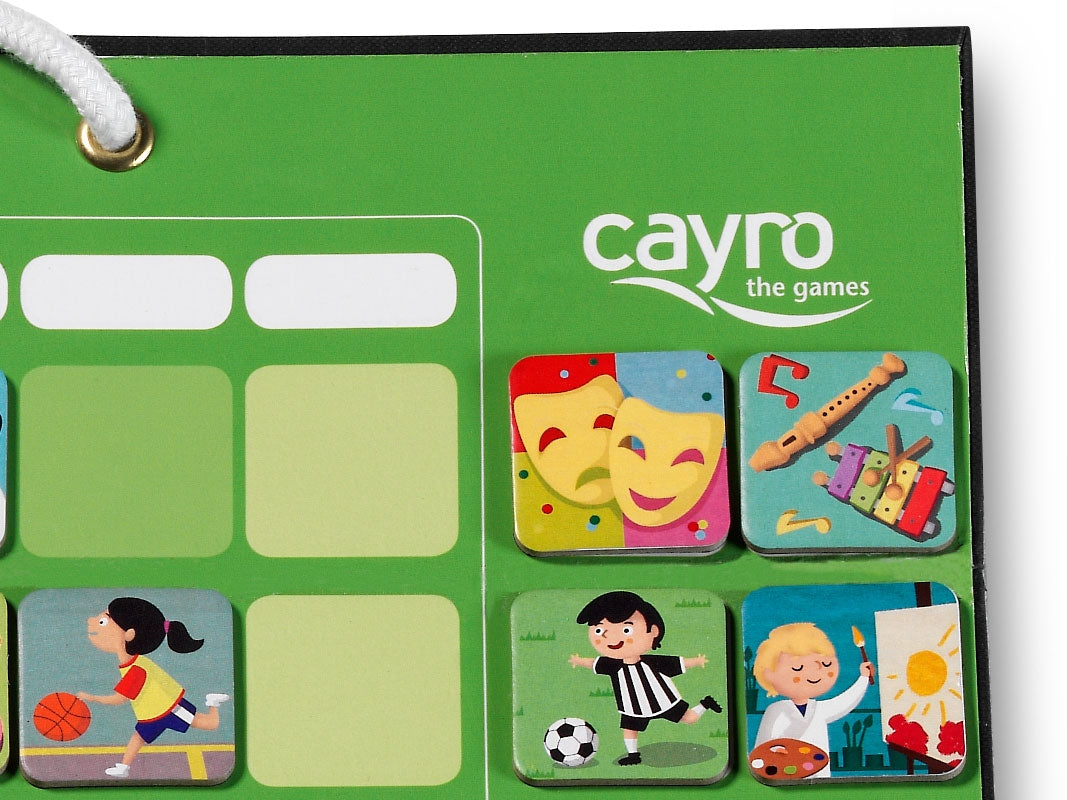 Detalhe dos ímanes do calendário escolar magnético da Cayro, representando diversas atividades.