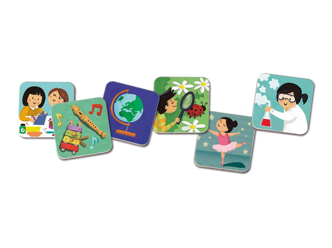 Ímanes variados do calendário escolar magnético da Cayro, representando atividades escolares e extracurriculares.