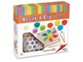 Caixa do jogo Cayro Contas e Cores Beads and Clip, mostrando os diferentes componentes e o design colorido.