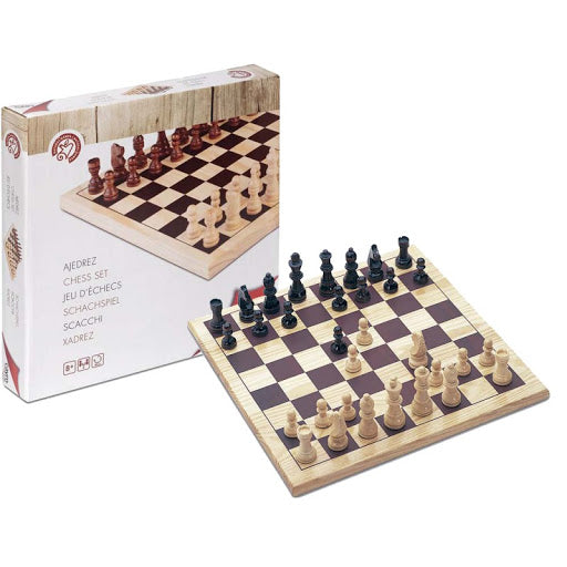 Tabuleiro de xadrez Cayro aberto, mostrando as peças de madeira clássicas dispostas para o início de um jogo.