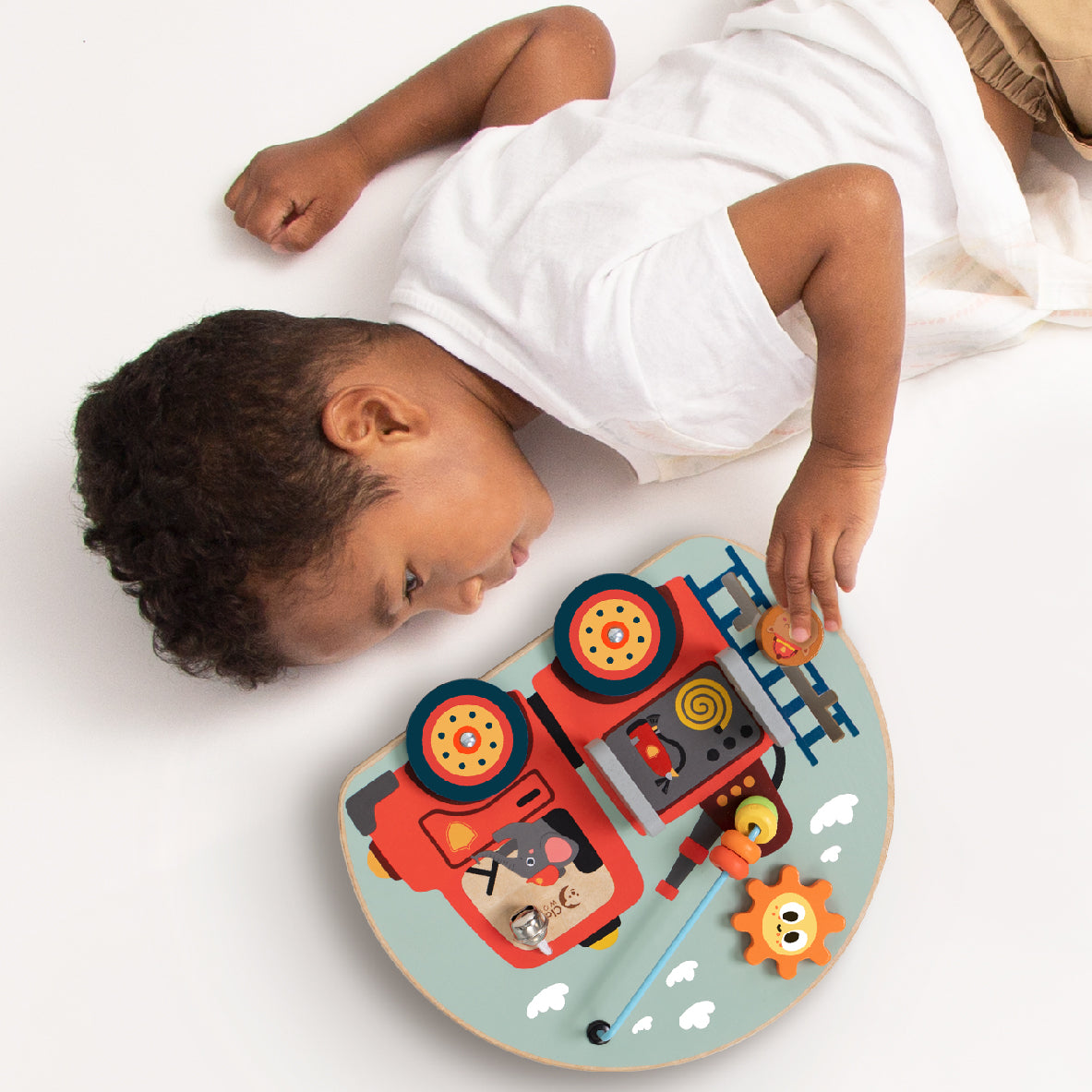 Criança a brincar com o Classic World busy board Quadro de atividades Bombeiros.