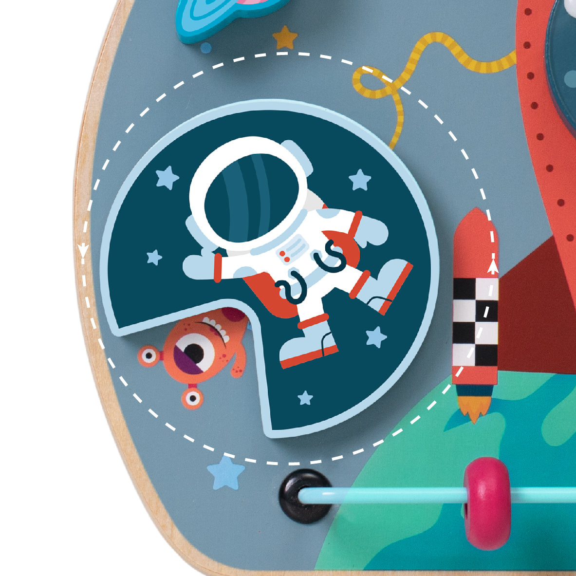 Close-up da área do astronauta no quadro de atividades Foguete, destacando o design e os detalhes interativos para crianças.