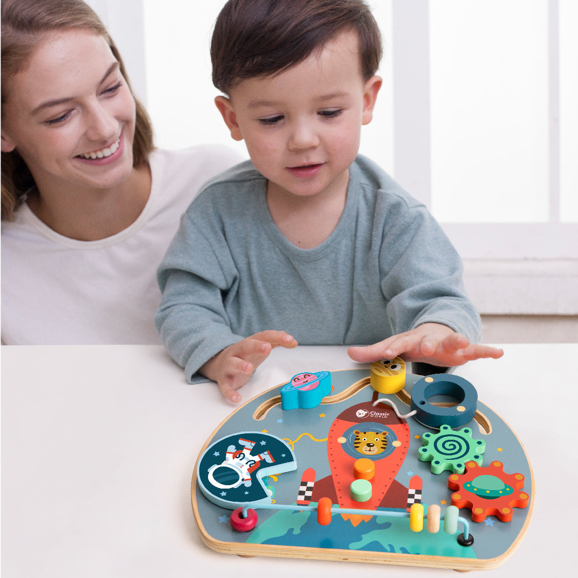 Criança interagindo com o quadro de atividades Classic World Foguete, demonstrando o uso e o apelo do brinquedo educativo.