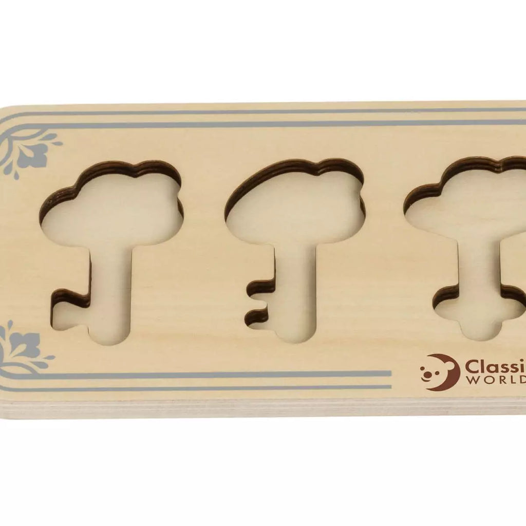 Detalhe da base de madeira do jogo Classic World Chaves do Castelo, mostrando os encaixes das chaves.