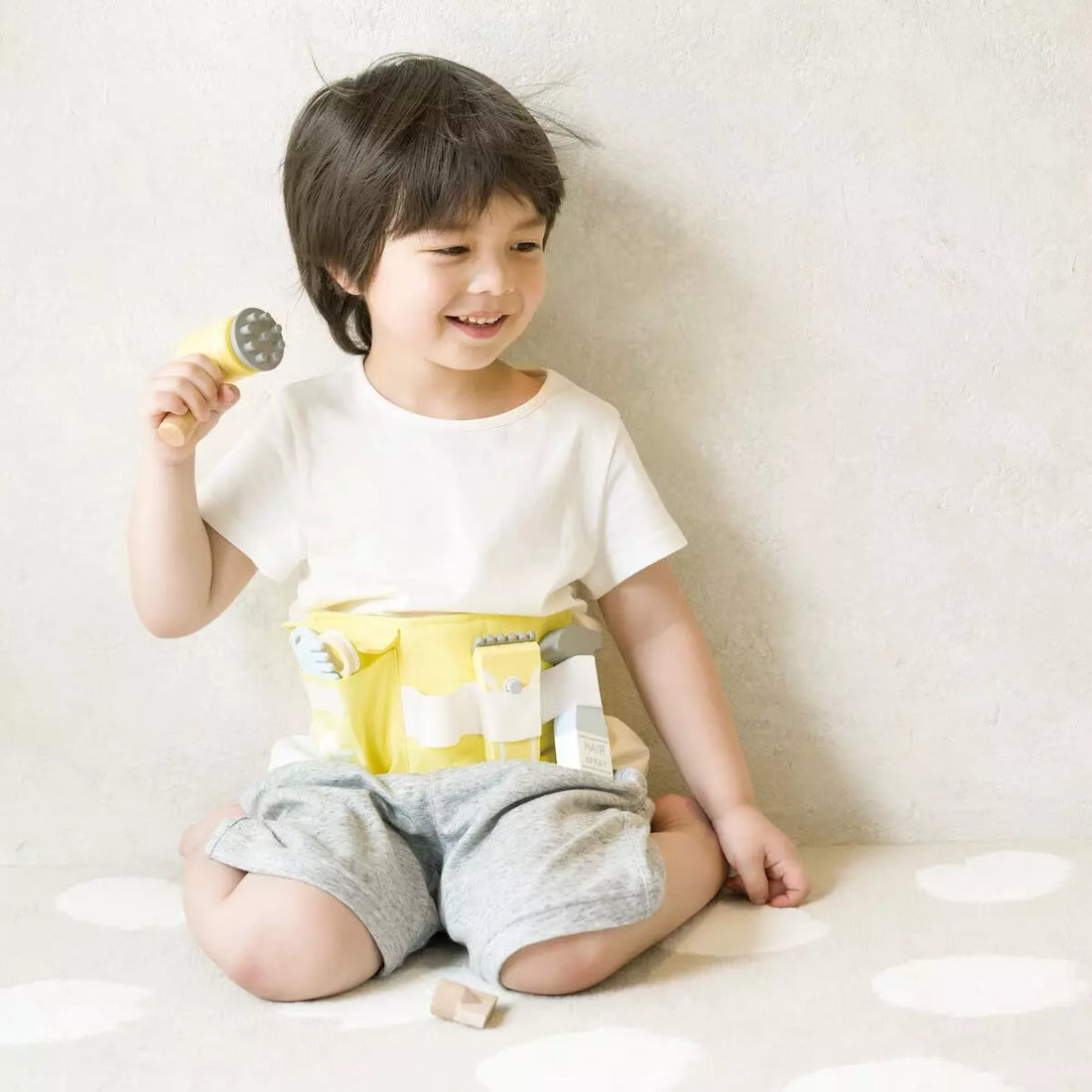 Conjunto de cabeleireiro infantil Classic World com cinto amarelo e ferramentas de madeira: secador, pente, tesoura, navalha e spray.