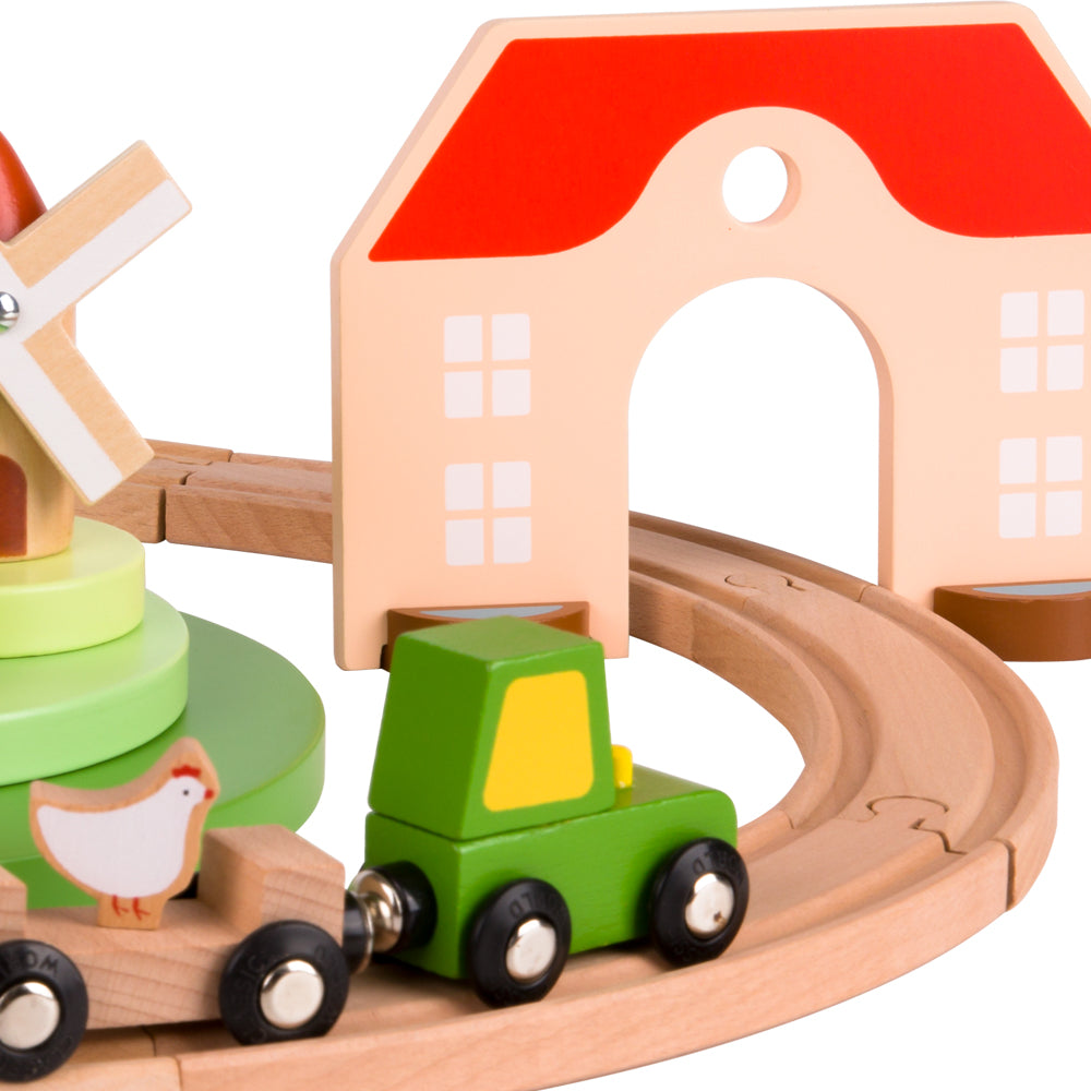 Detalhe da locomotiva e da casa no Classic World Conjunto de Comboio com Pista, mostrando a construção em madeira e as cores vibrantes.