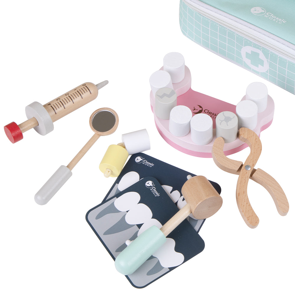 Detalhe das ferramentas de dentista de madeira do Classic World Conjunto de Dentista, incluindo a seringa, espelho e pinça.