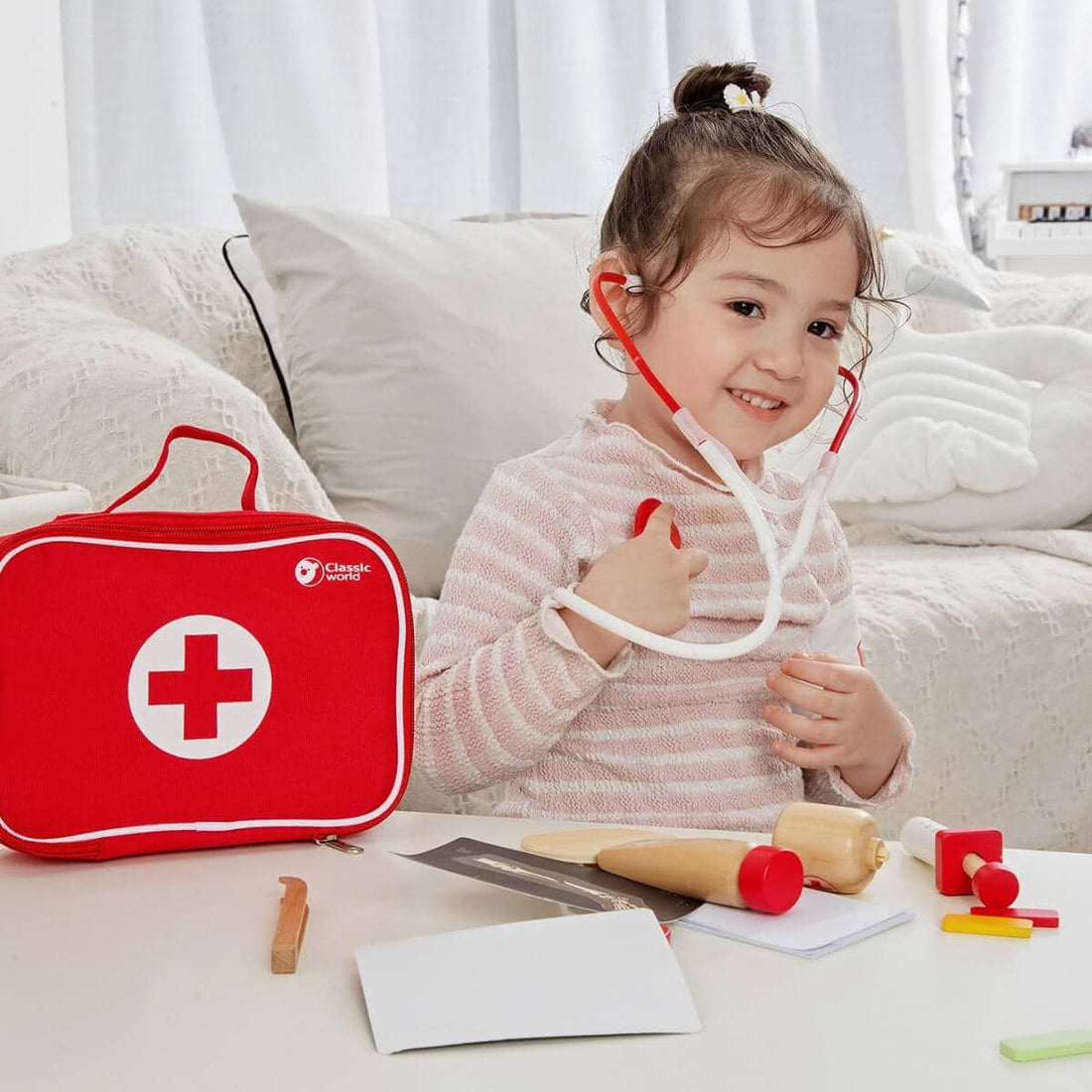Conjunto de médico Classic World com maleta vermelha, estetoscópio, seringa, termómetro e outros acessórios de madeira.