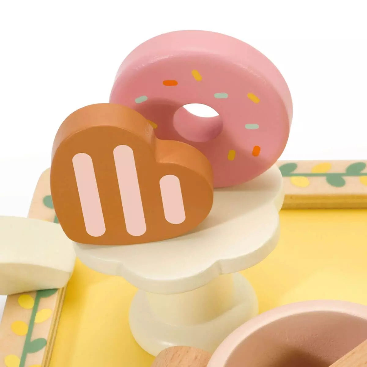 Close-up dos doces de madeira do Classic World Conjunto para chá Grace, incluindo um donut e um bolo em forma de coração.