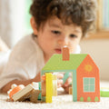 Menino concentrado a jogar com o brinquedo educativo Classic World Fechaduras e Formas.