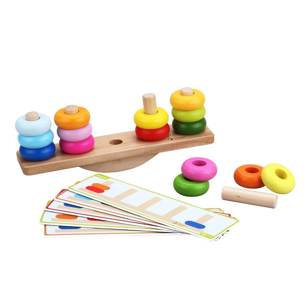 Jogo de empilhar e de equilíbrio da Classic World com peças coloridas e cartões de padrão.
