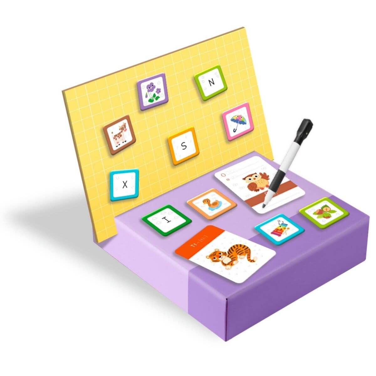 Tabuleiro magnético do jogo Classic World com letras e cartas ilustradas, promovendo o aprendizado interativo e divertido da escrita em inglês.
