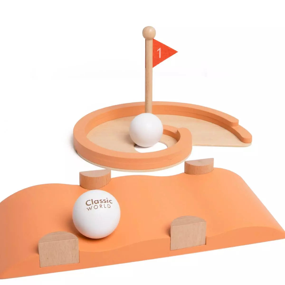 Detalhe de um buraco com bandeira e bola do Classic World Jogo Minigolf, mostrando a marca Classic World.