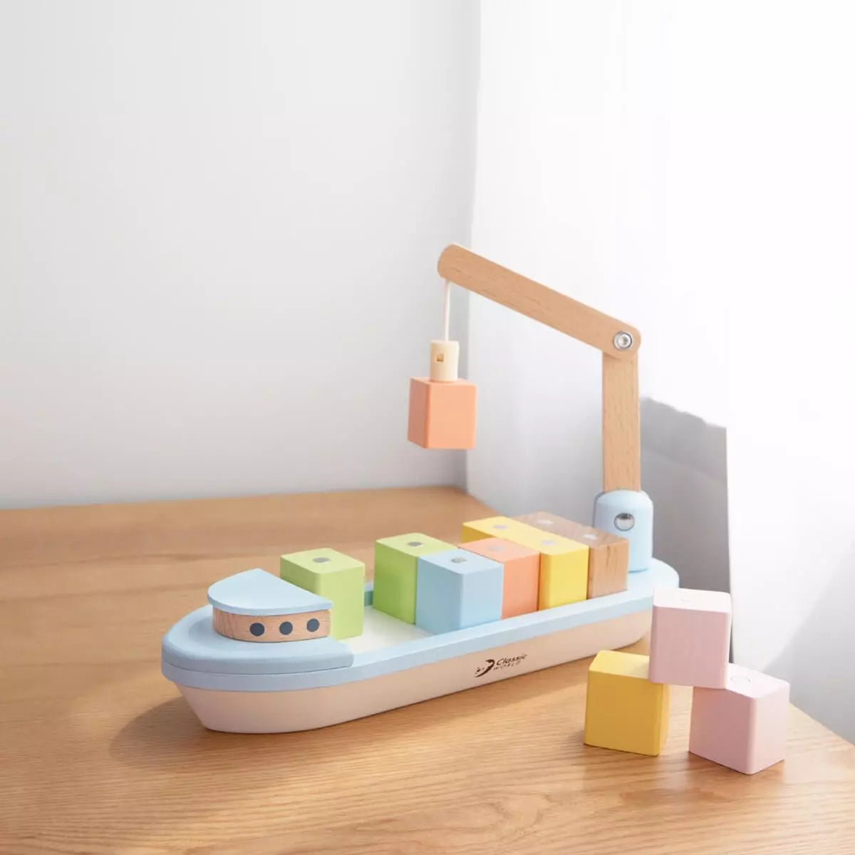 Navio de carga magnético da Classic World em madeira, com blocos coloridos, ideal para o desenvolvimento infantil.