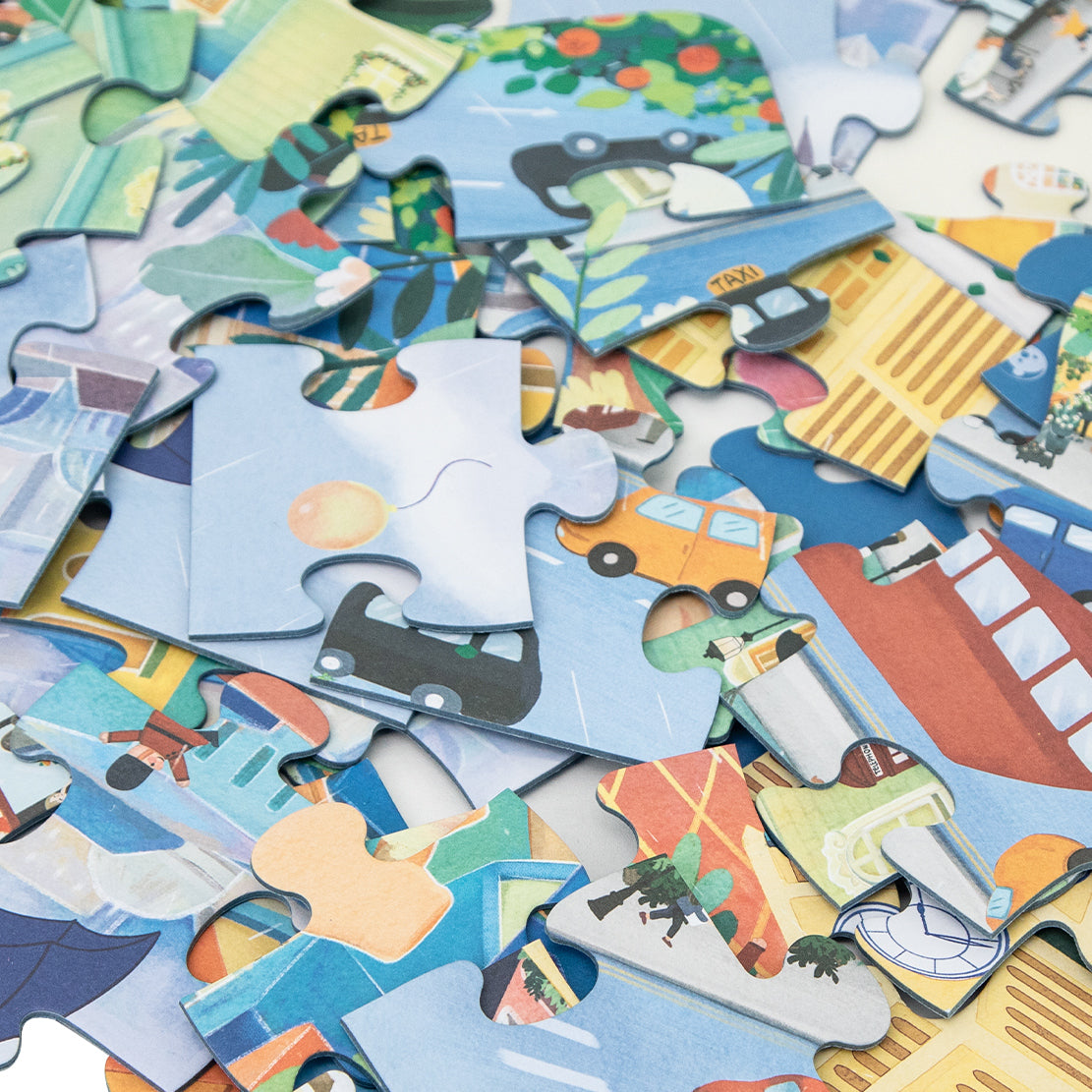 Close-up das peças soltas do puzzle Classic World "Coco no Reino Unido", destacando a riqueza de detalhes da ilustração.