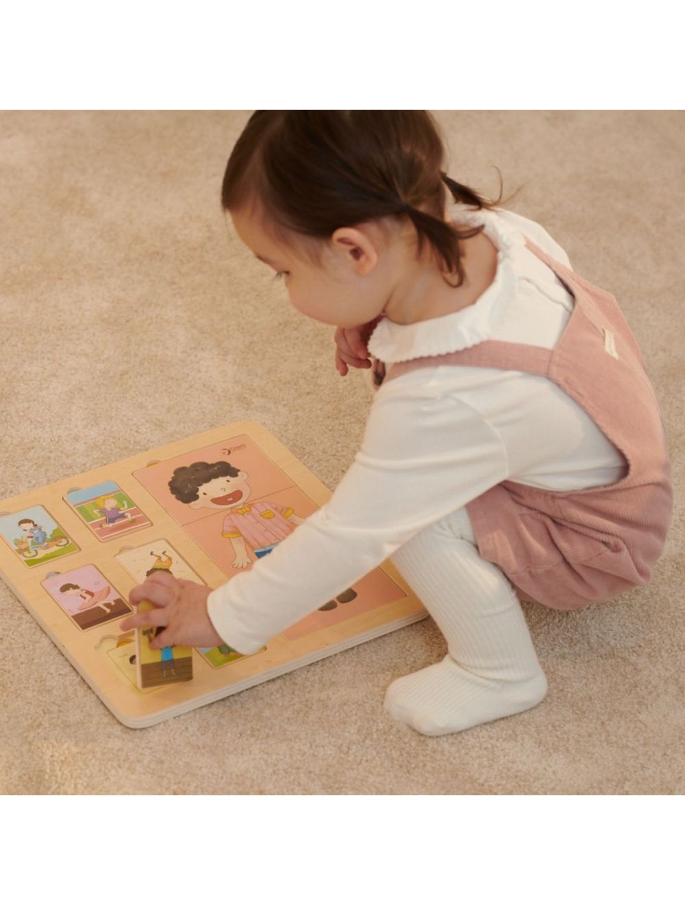 Puzzle de madeira Classic World com ilustrações de um corpo humano e crianças praticando atividades físicas, ideal para aprender sobre anatomia.