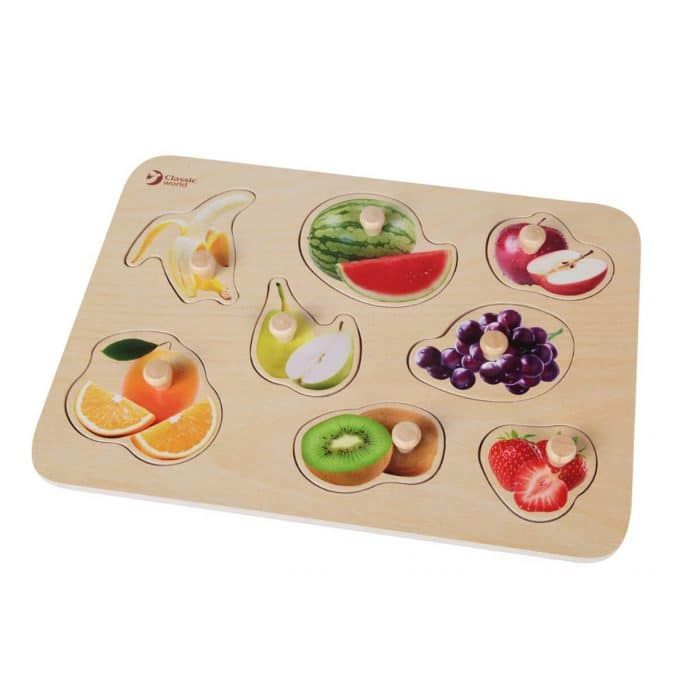 Puzzle de madeira Classic World com 8 peças de frutas coloridas: banana, melancia, maçã, uvas, kiwi e morango.