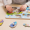 Criança a brincar com o puzzle de madeira Classic World com 8 peças de veículos. Desenvolvimento infantil.