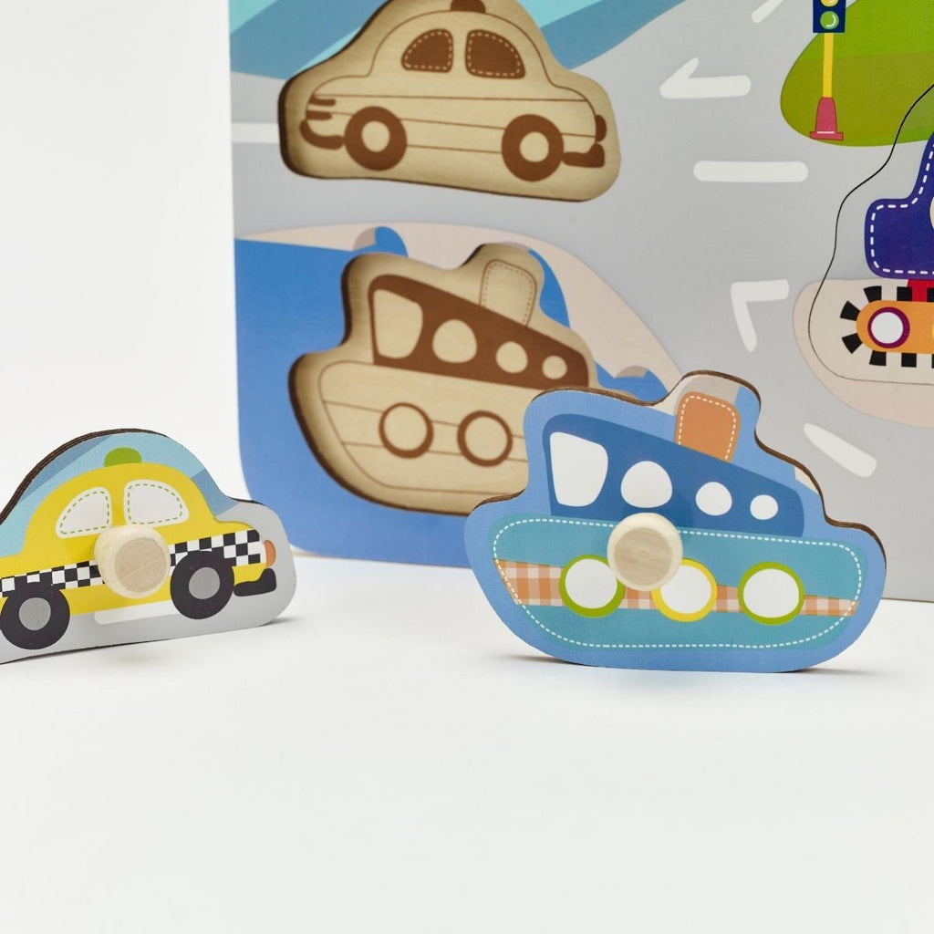 Detalhe das peças do puzzle de madeira Classic World com 8 peças de veículos: carro, barco e táxi.