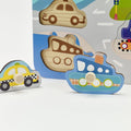 Detalhe das peças do puzzle de madeira Classic World com 8 peças de veículos: carro, barco e táxi.