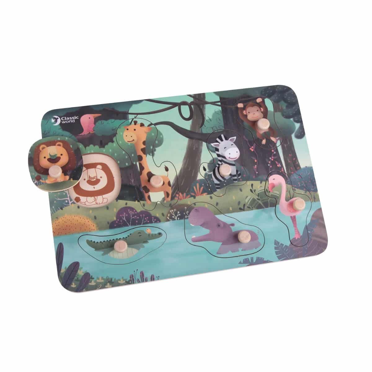 Detalhe de uma mão de criança a segurar uma das pegas redondas do puzzle de madeira, ilustrando a coordenação motora fina.