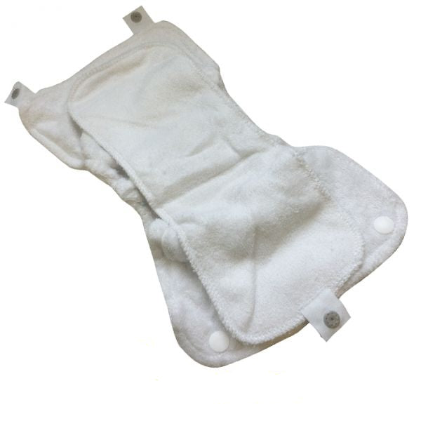 Close Absorvente Bambu Pop-In Soaker And Booster aberto, mostrando o interior branco e macio, com fechos de pressão visíveis.