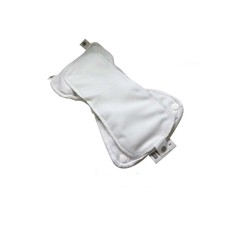 Close Absorvente Minkee POP IN SOAKER AND BOOSTER - Vista do absorvente separado, mostrando o seu tecido branco e textura.