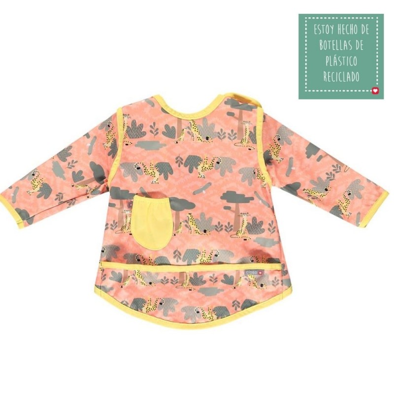 Babete Close com mangas em tecido Chita cor de salmão com padrão de animais da selva e bolso amarelo. Inclui selo de material reciclado.