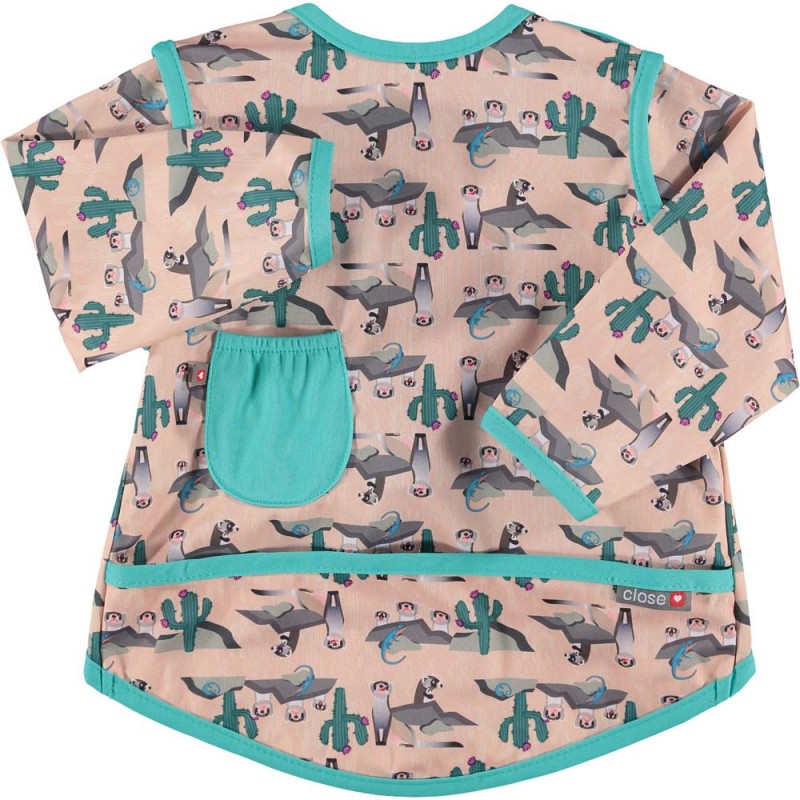 Detalhe do babete Close com mangas padrão Furão, exibindo o tecido RPET e acabamentos