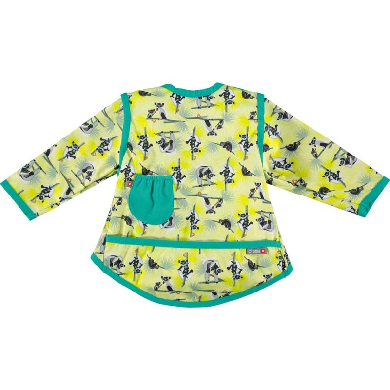 Close Babete com mangas Lémure, vista frontal, tecido amarelo com padrão de lémures e acabamentos verde-água.