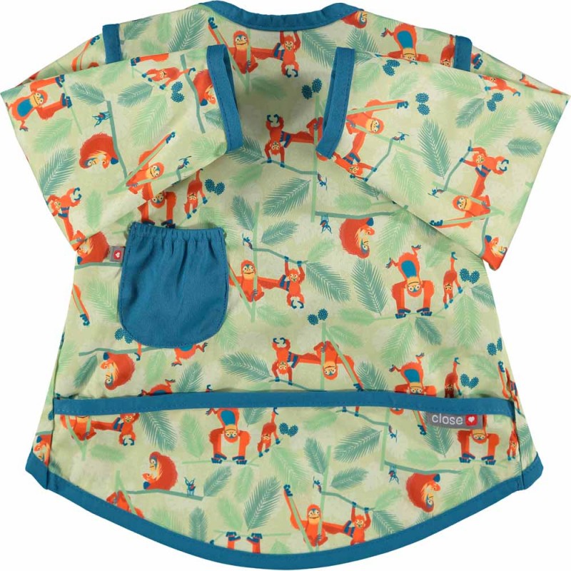 Babete Close com mangas aberto nas costas, evidenciando o fecho ajustável e o padrão de orangotangos em fundo verde-claro.