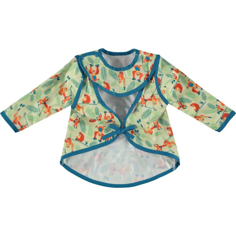 Vista frontal do babete Close com mangas, mostrando o fecho de atar nas costas e os ombros com babete sobreposto e padrão de orangotangos.