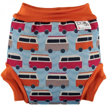 Cueca/fralda de banho reutilizável Close Pop-in tamanho M, com padrão de carrinhas vintage em fundo azul claro e elástico laranja. Vista frontal.
