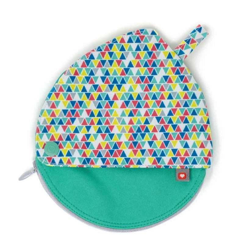 Detalhe dos discos de amamentação Close, evidenciando as três camadas de tecido: poliéster de rápida absorção, núcleo de fibra de soja e camada externa impermeável.