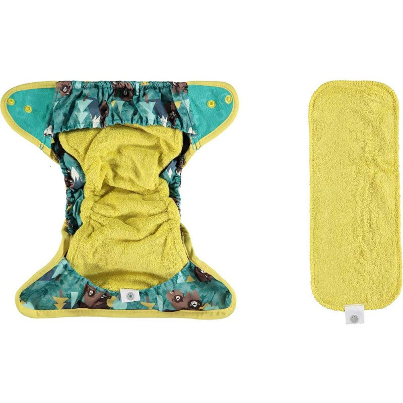 Fralda Close Urso com absorvente de viscose de bambu inserido, destacando a espessura e o sistema de absorção.