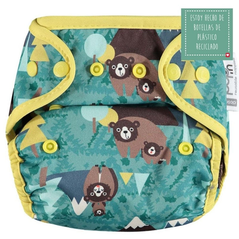 Close Fralda Reutilizável Urso (Tamanho Único) vestida num bebé, mostrando o ajuste perfeito e o padrão de urso.