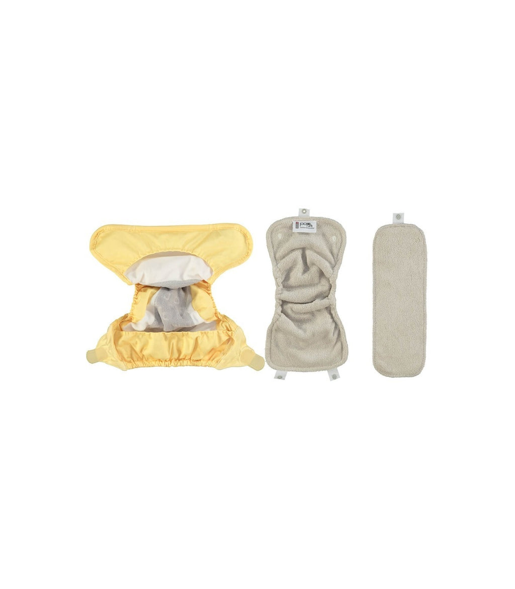 Fralda reutilizável Close aberta em amarelo pastel, exibindo a capa, o absorvente de bambu dobrado e o absorvente fino, destacando os materiais e o sistema de encaixe.