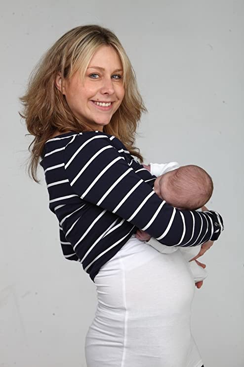 Mãe a amamentar bebé usando colete de amamentação.
