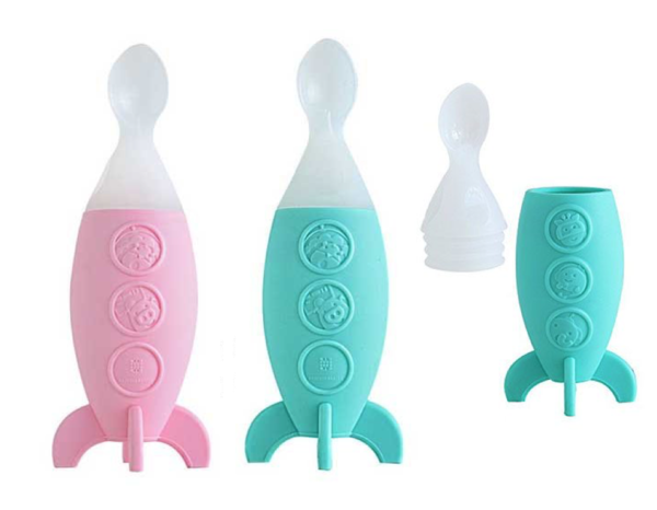 Colher com dispensador Marcus & Marcus em formato de foguetão nas cores rosa e verde menta.