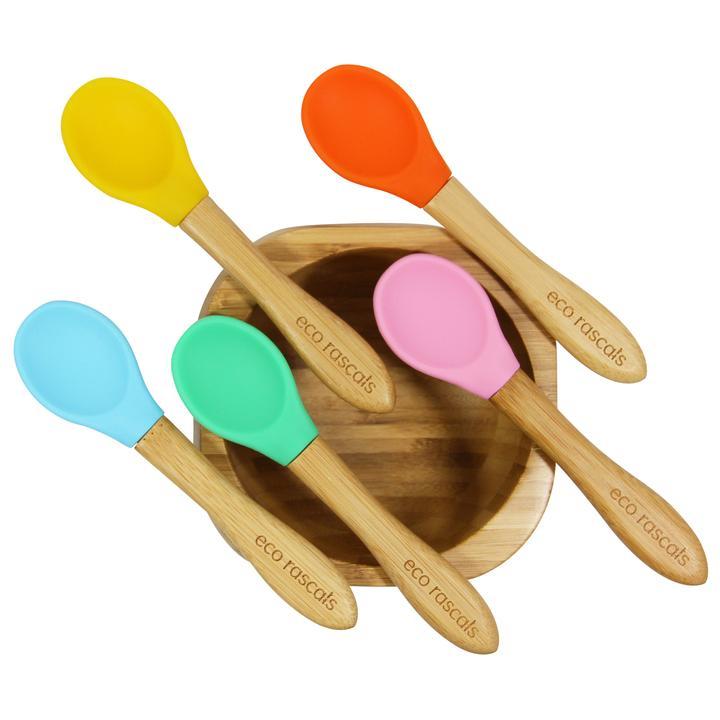 Conjunto de três colheres Eco Rascals com cabos de bambu e pontas de silicone coloridas.