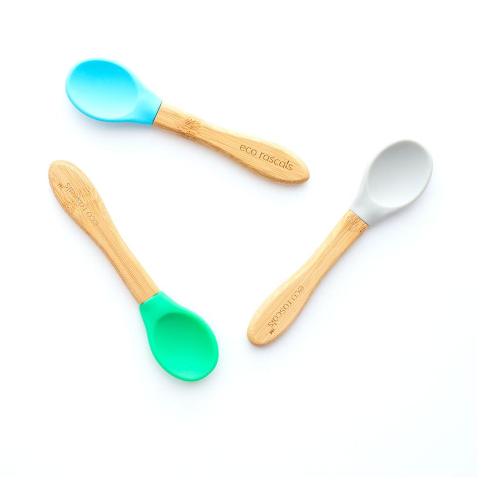 Colheres de bambu e silicone Eco Rascals em fundo branco