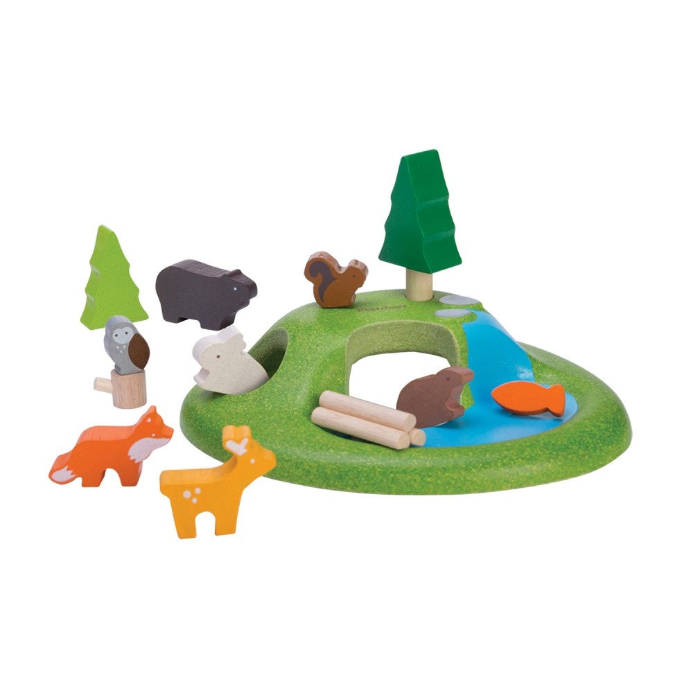 Conjunto de animais de madeira PlanToys, representando uma cena de floresta com árvores, animais e uma caverna. Brinquedo educativo para crianças a partir dos 3 anos.