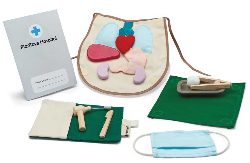 Conjunto cirúrgico PlanToys com avental de órgãos, ferramentas médicas de madeira e manual de instruções, ideal para crianças a partir dos 3 anos.